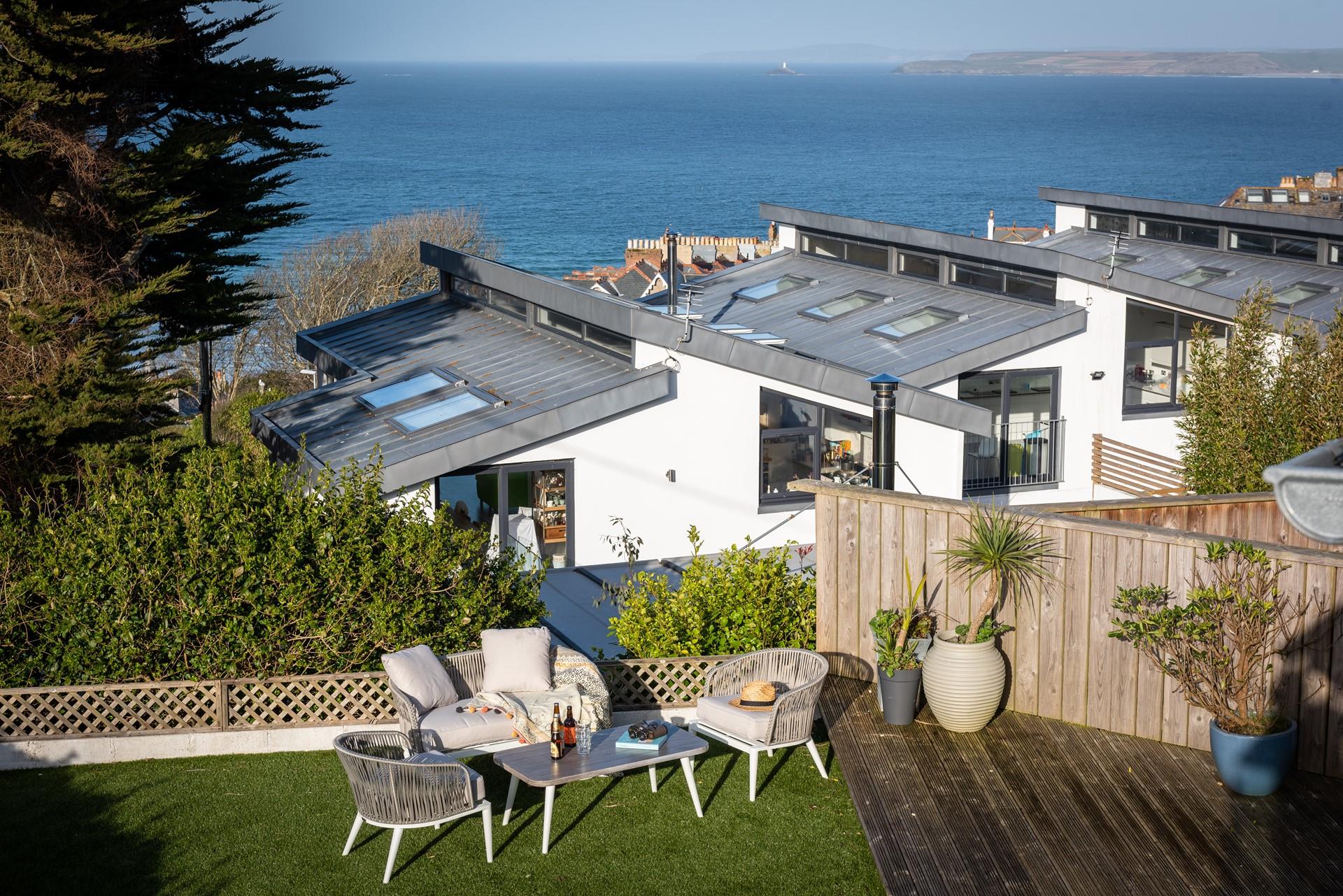 In 10 minutes you'll be at the harbour watching the boats come and go.