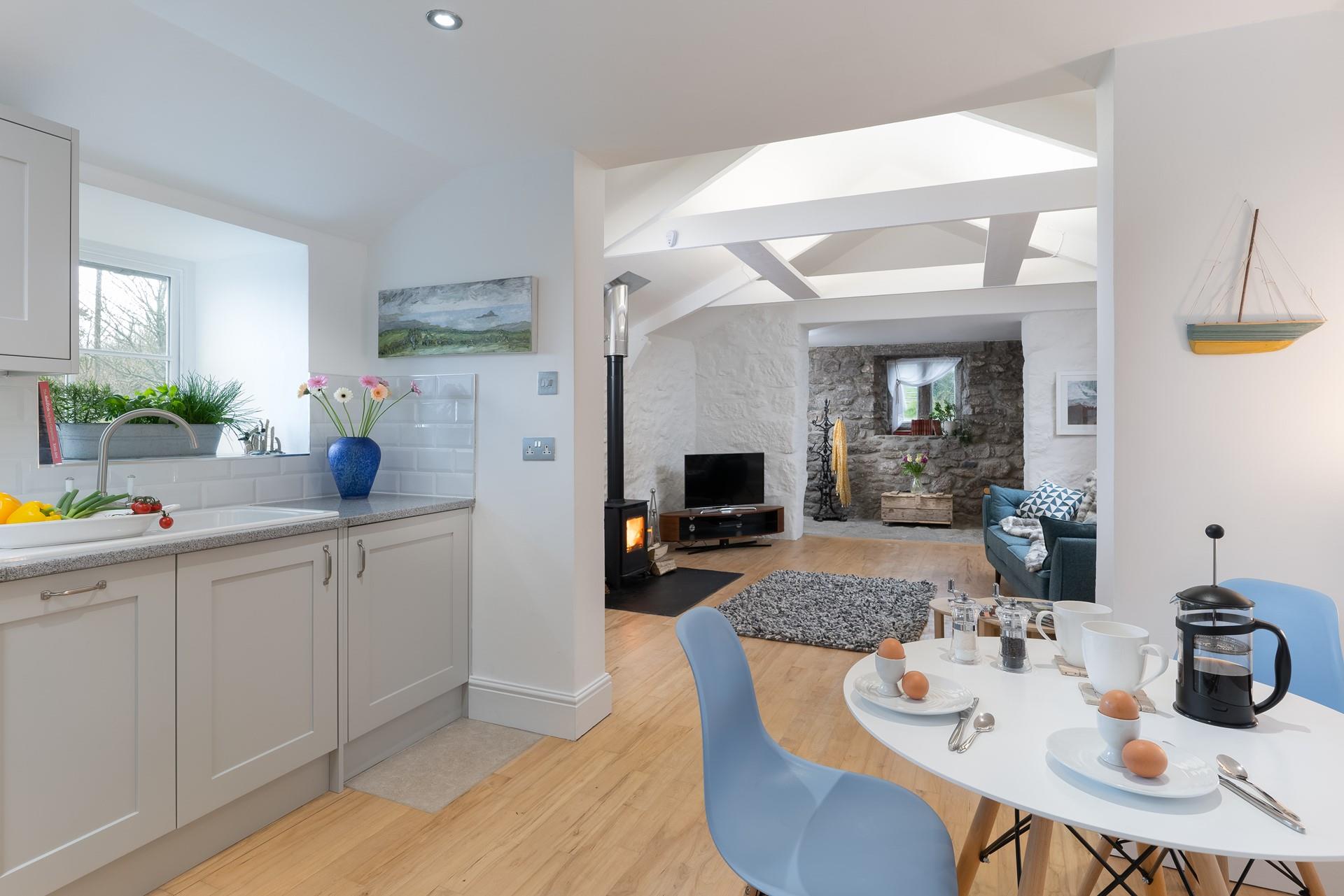 The open plan living and kitchen area make this property the perfect romantic hideaway nestled in the Cornish countryside. 