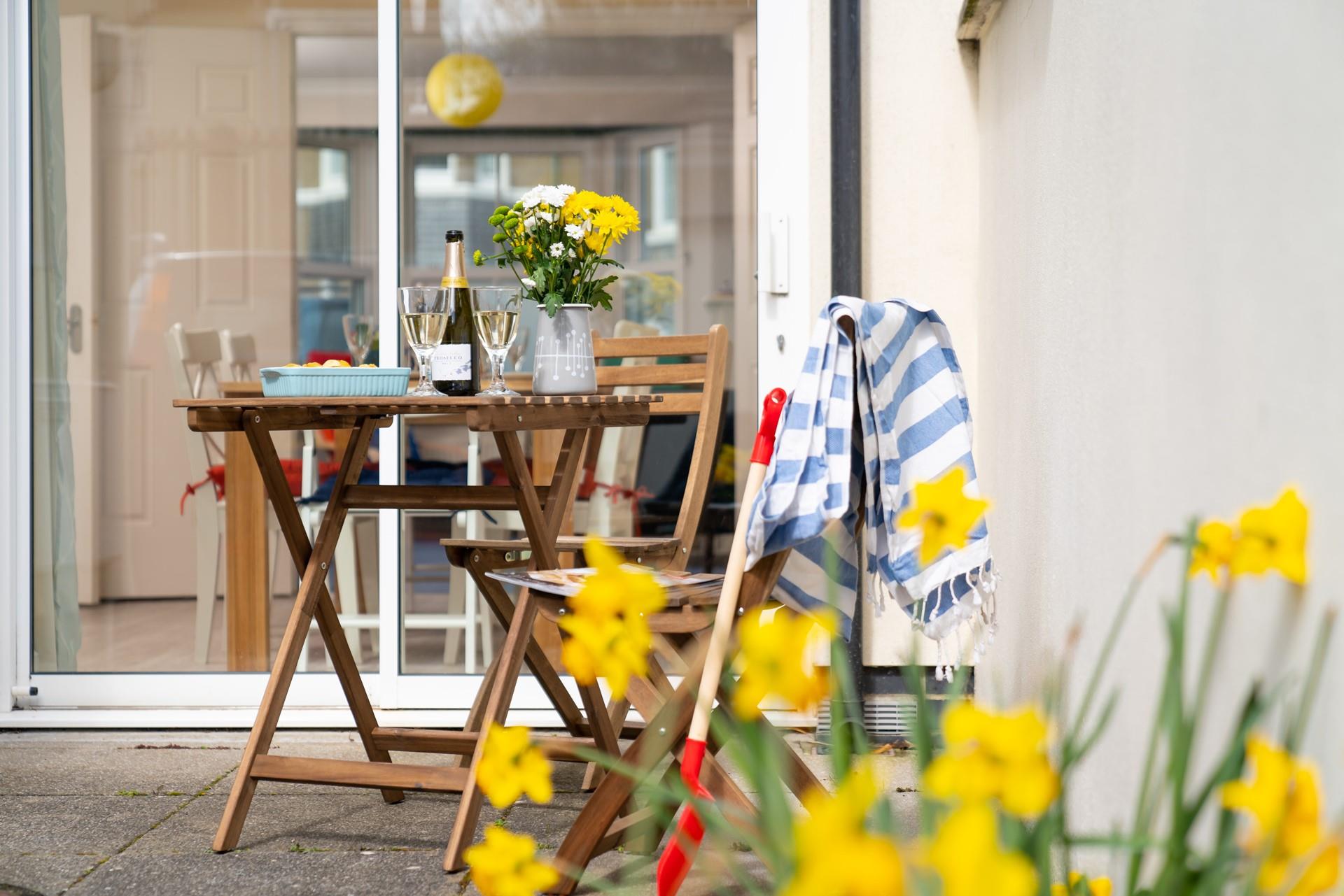 Slide open the patio doors and enjoy a few drinks and nibbles.