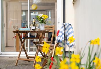 Slide open the patio doors and enjoy a few drinks and nibbles.