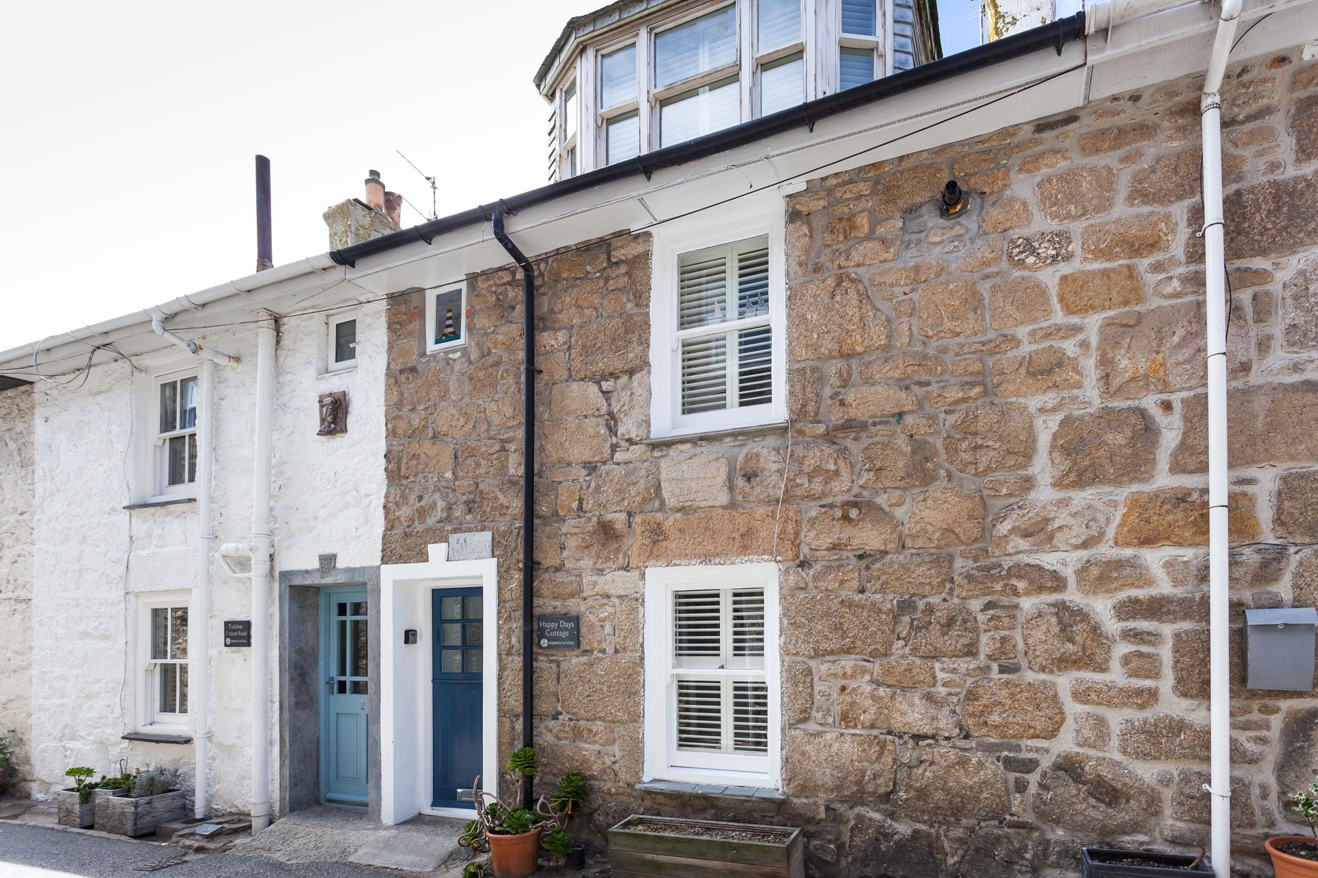 Located in the Downalong area, you are just a short walk from the beach at Porthmeor.