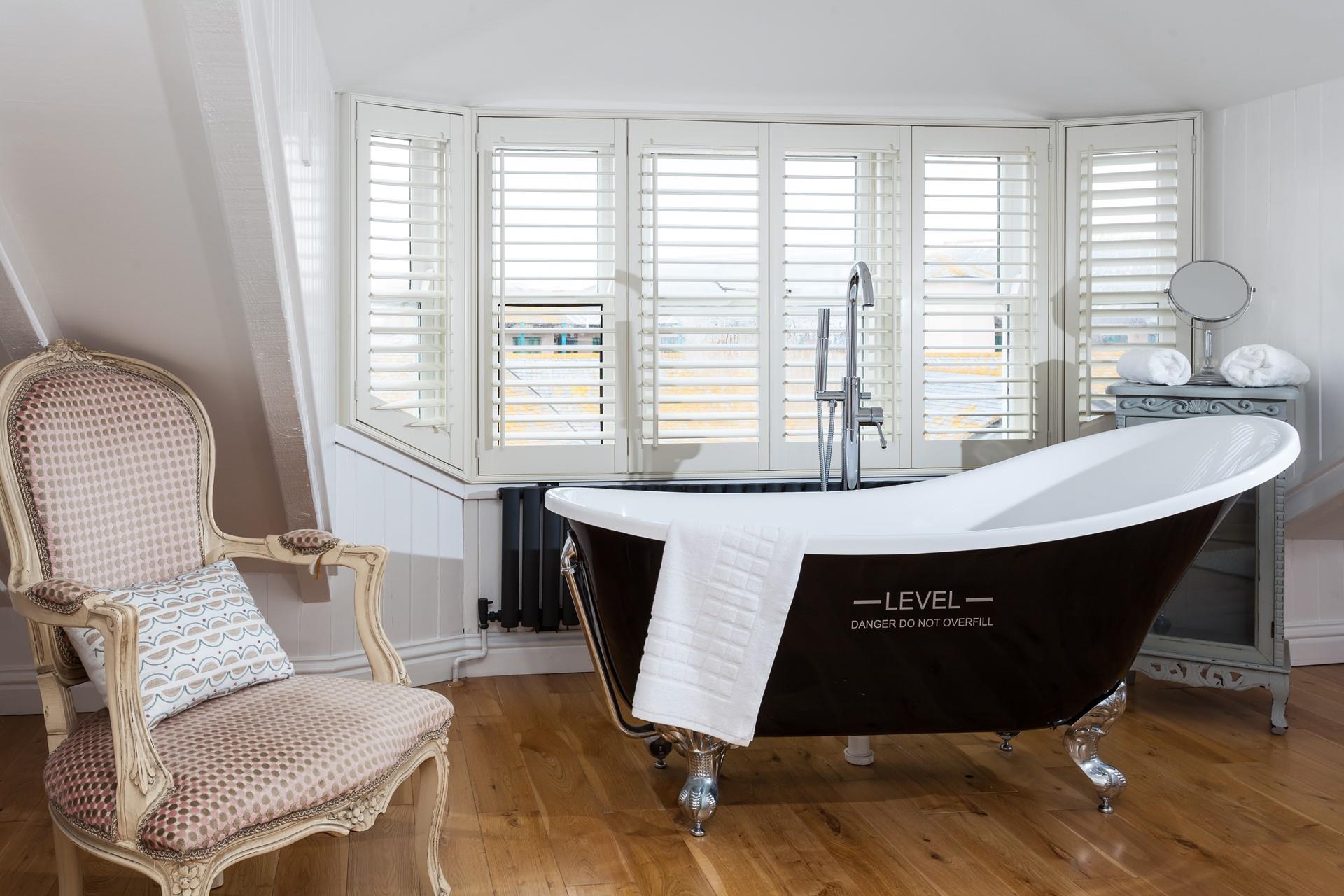 The luxurious roll-top bath offers you an indulgent soak on quiet evenings.