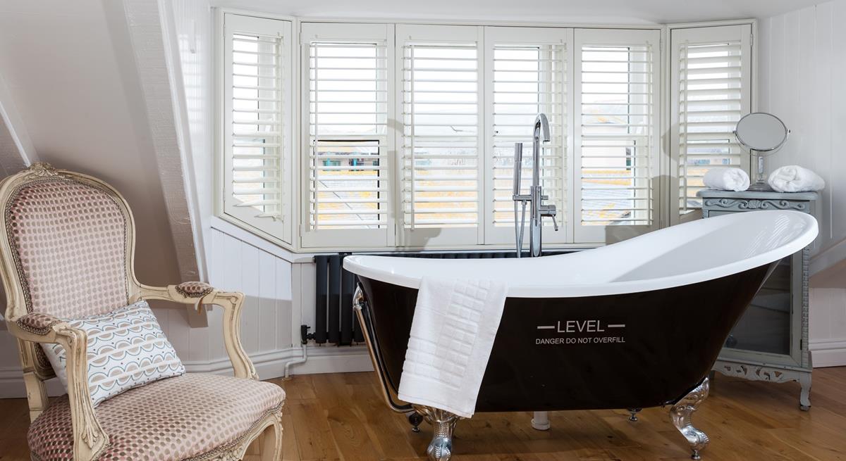 The luxurious roll-top bath offers you an indulgent soak on quiet evenings.