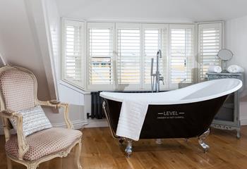 The luxurious roll-top bath offers you an indulgent soak on quiet evenings.