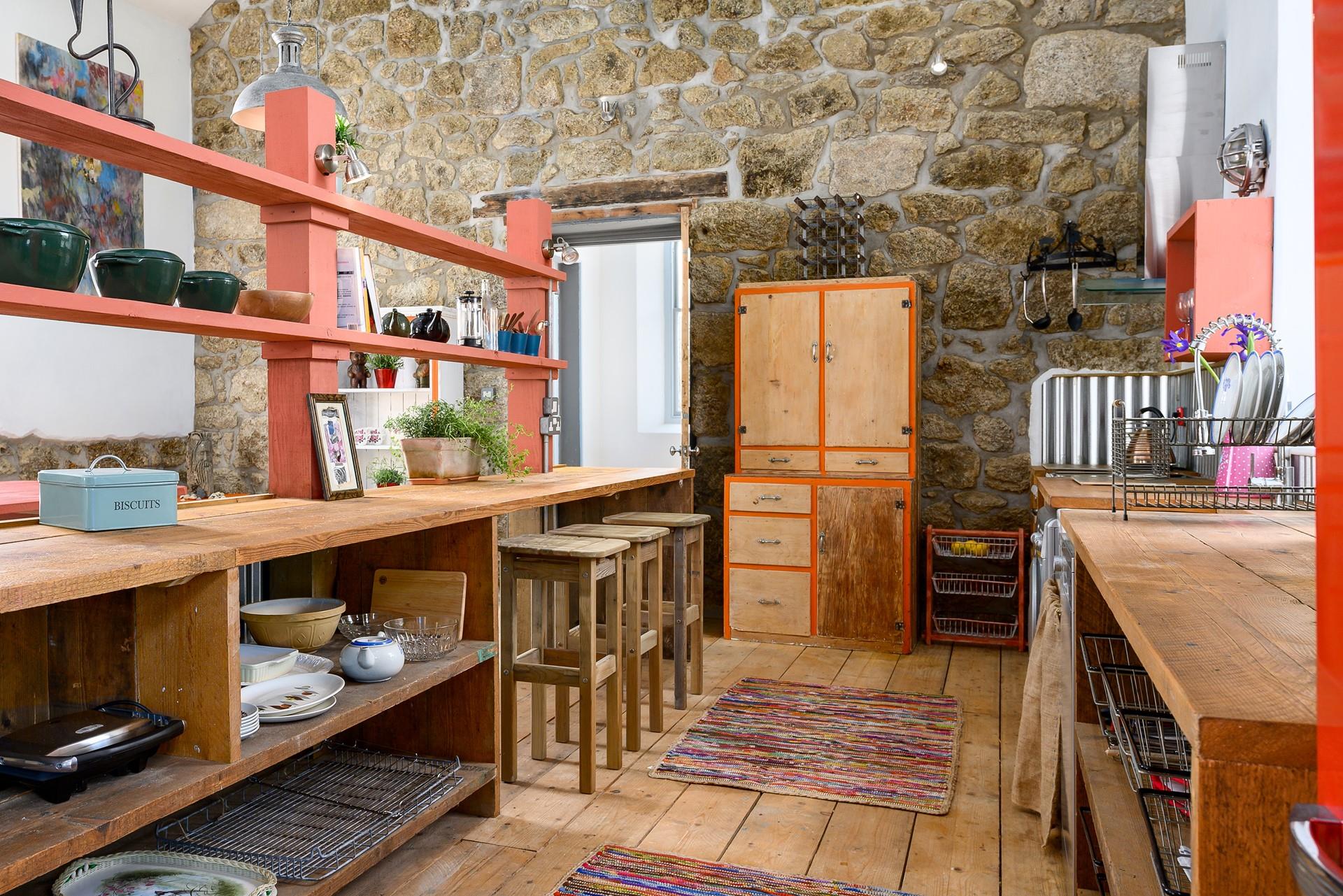 Rustic-inspired fittings give a stylish feel.