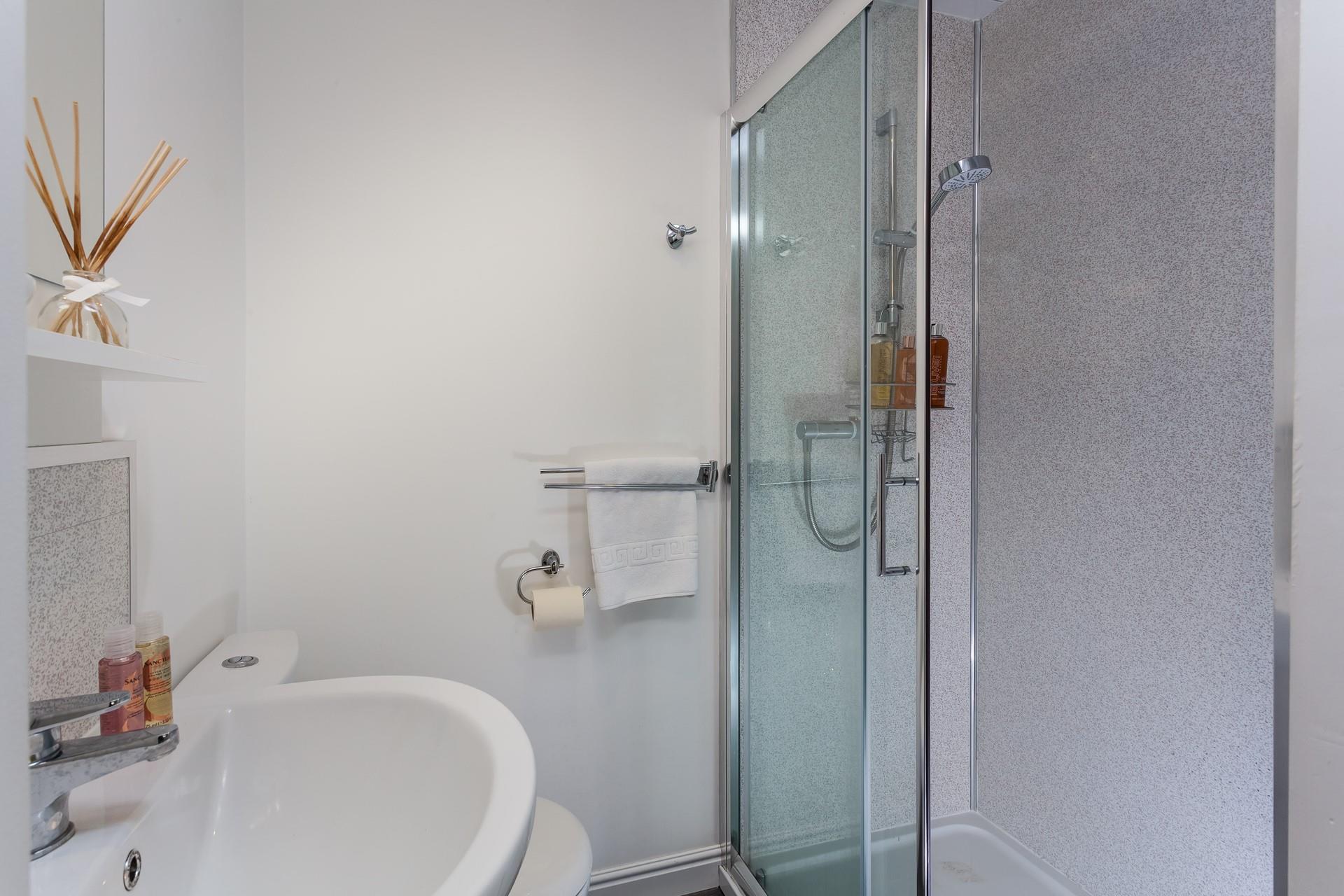 Light and modern, the ensuite is perfectly proportioned for two. 