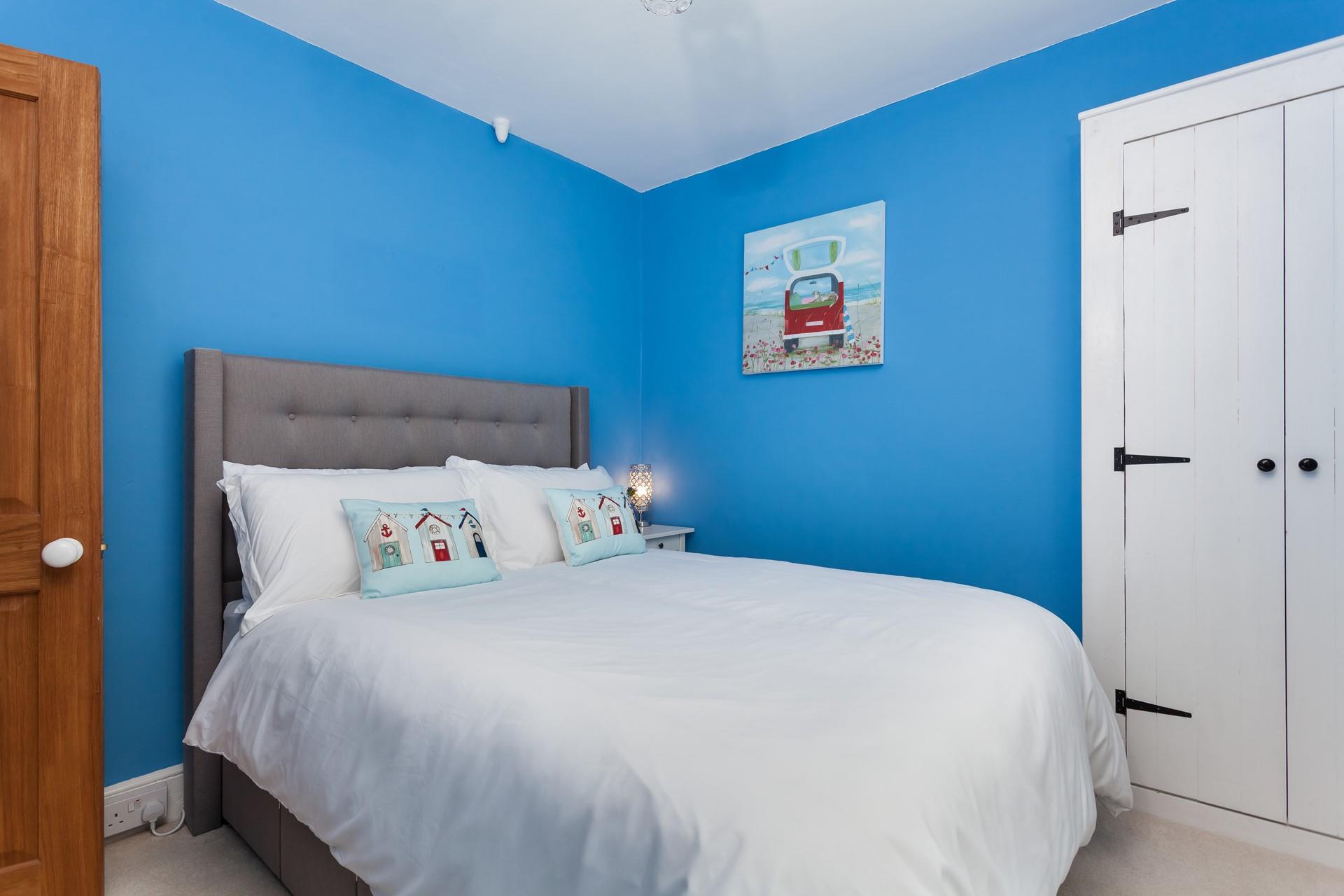 Feel the seaside vibes in this bedroom with its nautical theme and colours.