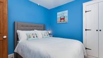 Feel the seaside vibes in this bedroom with its nautical theme and colours.