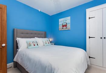 Feel the seaside vibes in this bedroom with its nautical theme and colours.