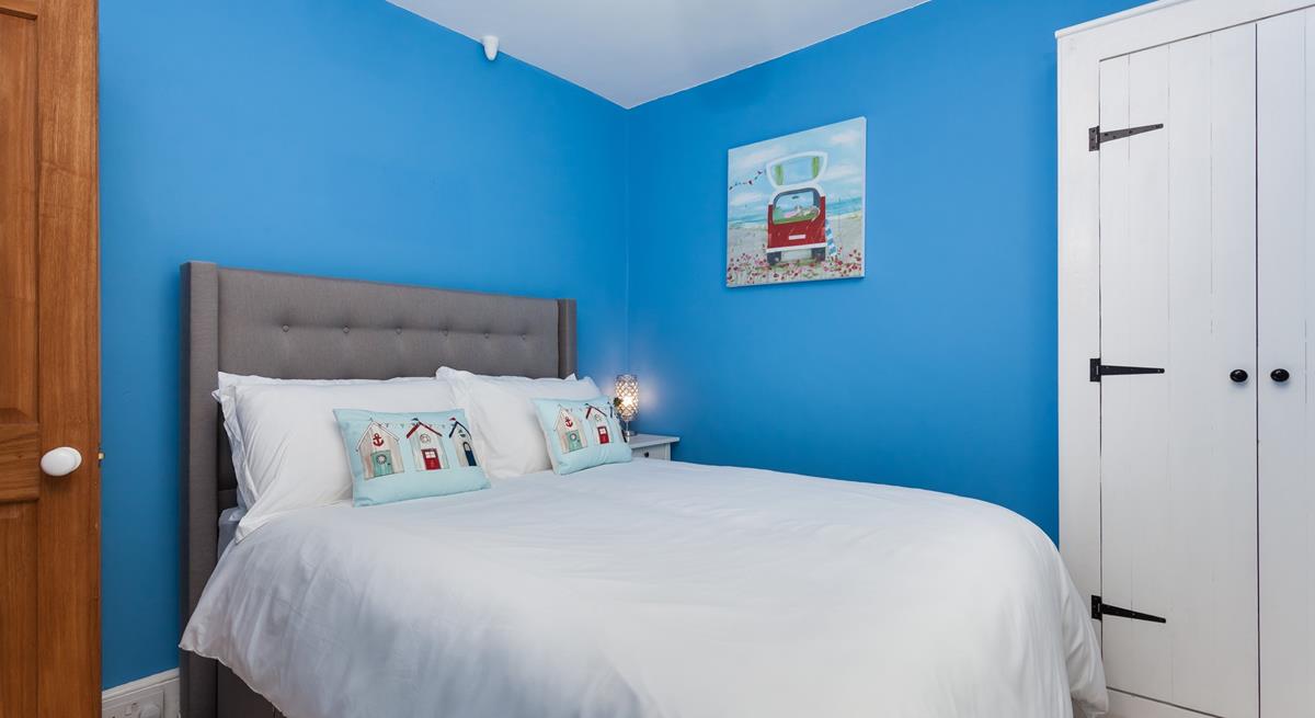 Feel the seaside vibes in this bedroom with its nautical theme and colours.