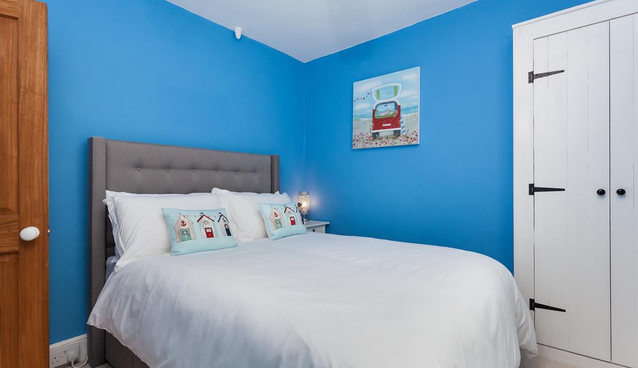 Feel the seaside vibes in this bedroom with its nautical theme and colours.