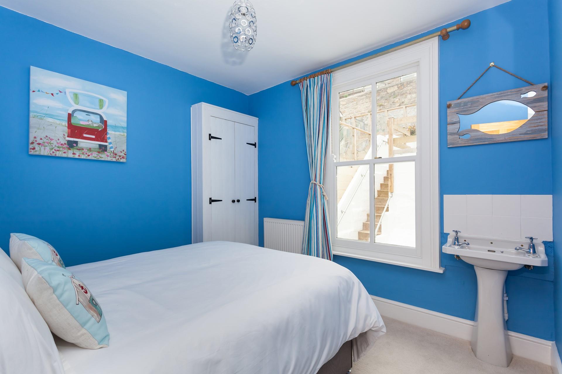 Wake up after a refreshing night's sleep to an oasis of blue. 