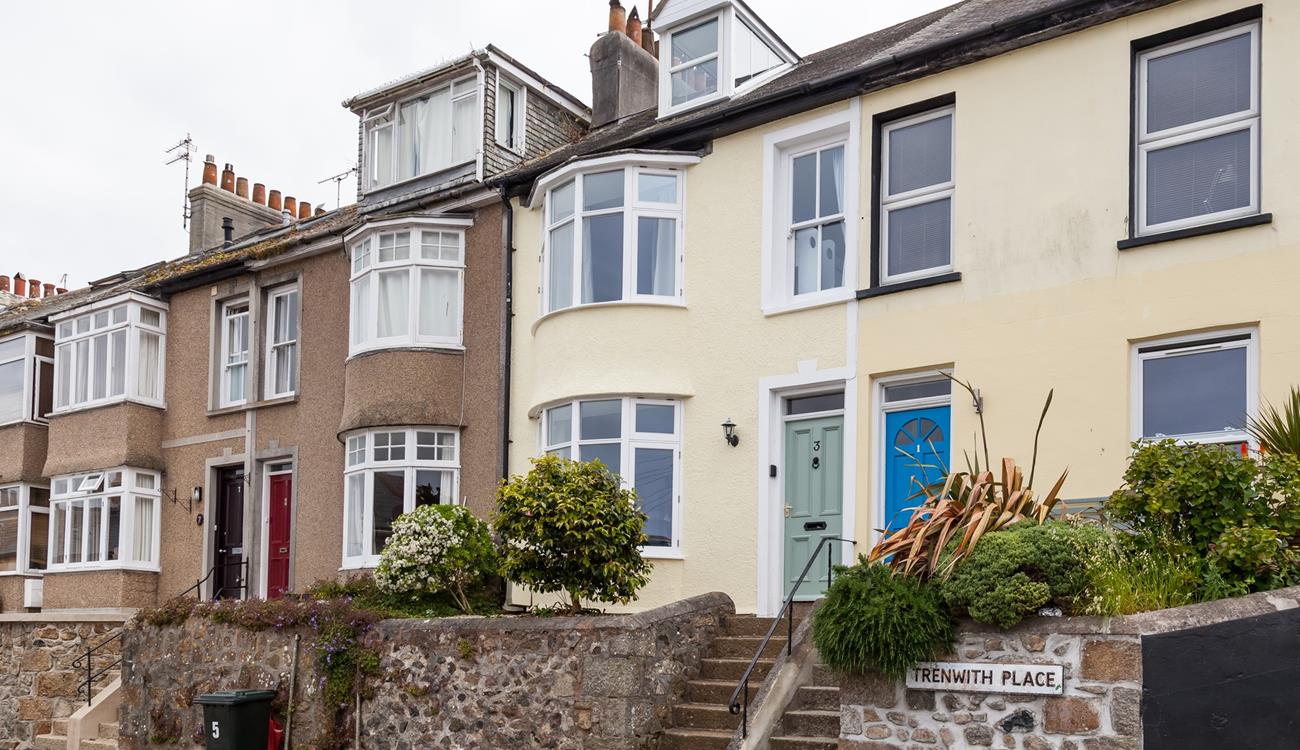 3 Trenwith Place is beautifully decorated making use of effective colours such as the green front door.