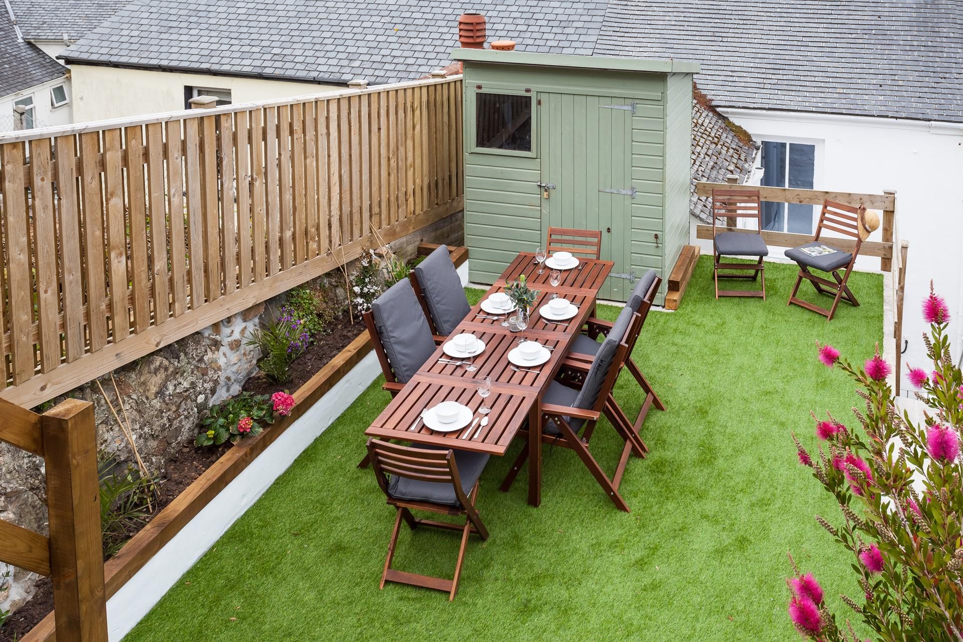 Fantastic outside space for al fresco dining. 
