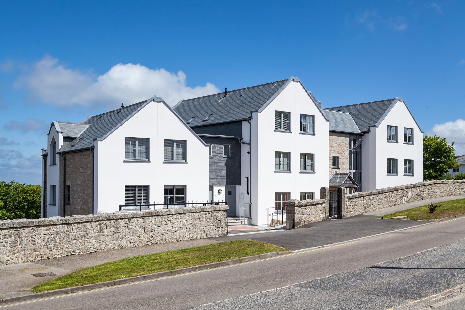 The apartment is set in the very modern, contemporary and popular St Margaret's Development. 