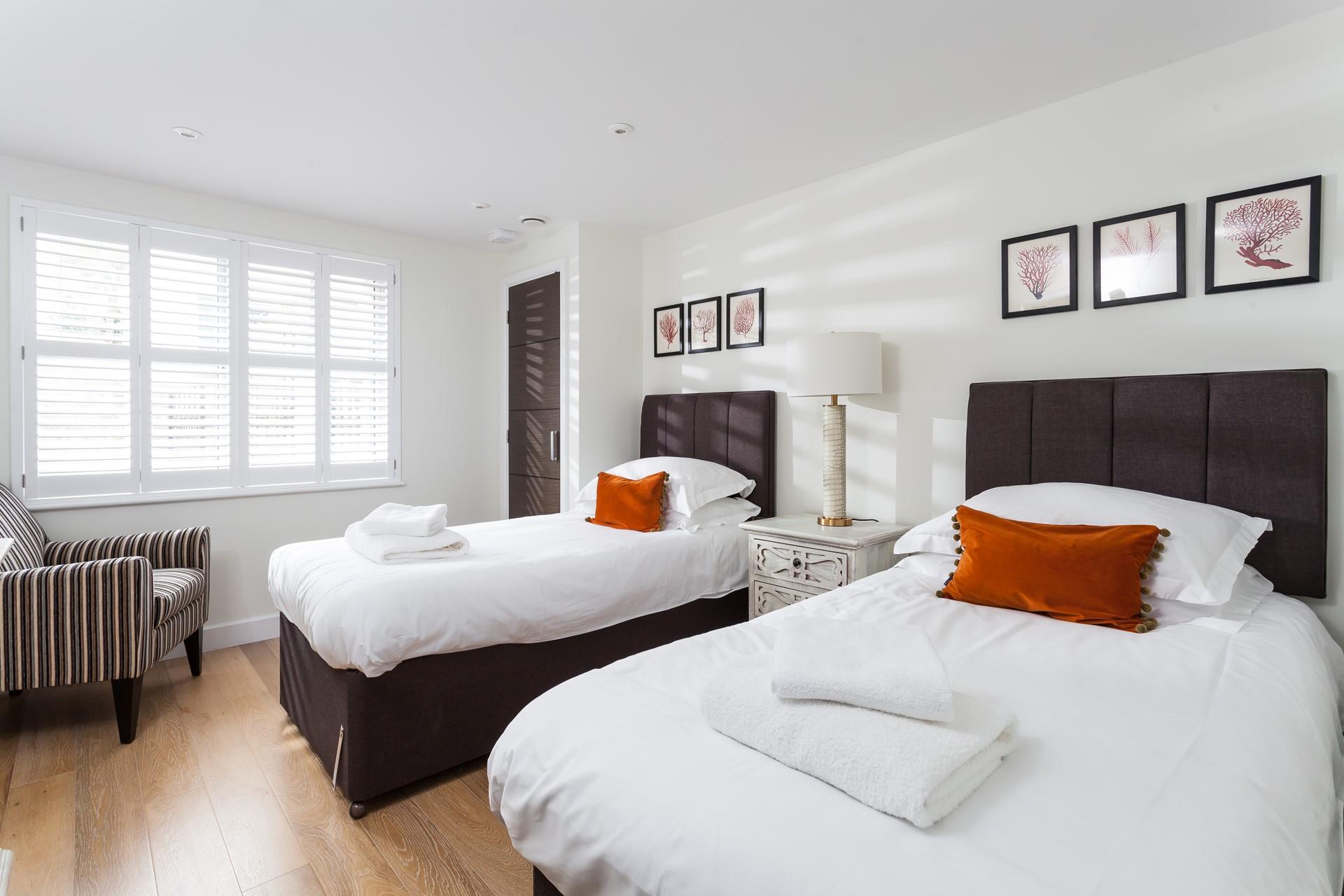 Coordinated soft furnishings add a sense of style and luxury to the twin room. 