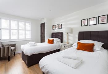 Coordinated soft furnishings add a sense of style and luxury to the twin room. 