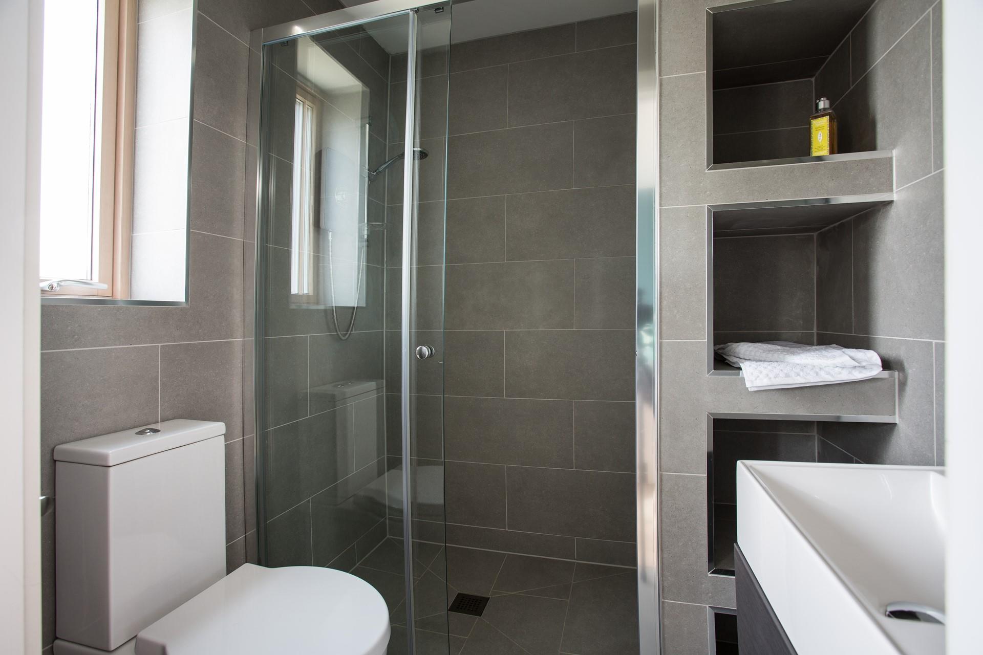 Wash off the sand from a day at the beach then out to the decking for an al fresco dinner.