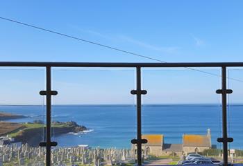 Start your day on the balcony, sipping a mug of your favourite hot drink and listening to the sound of the waves.