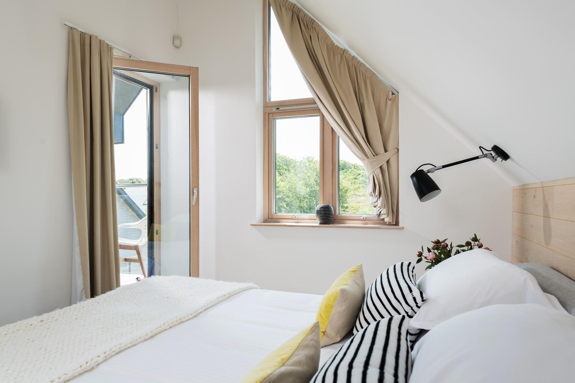 Wake up and have a coffee on the private balcony whilst listening to the Cornish waves. 