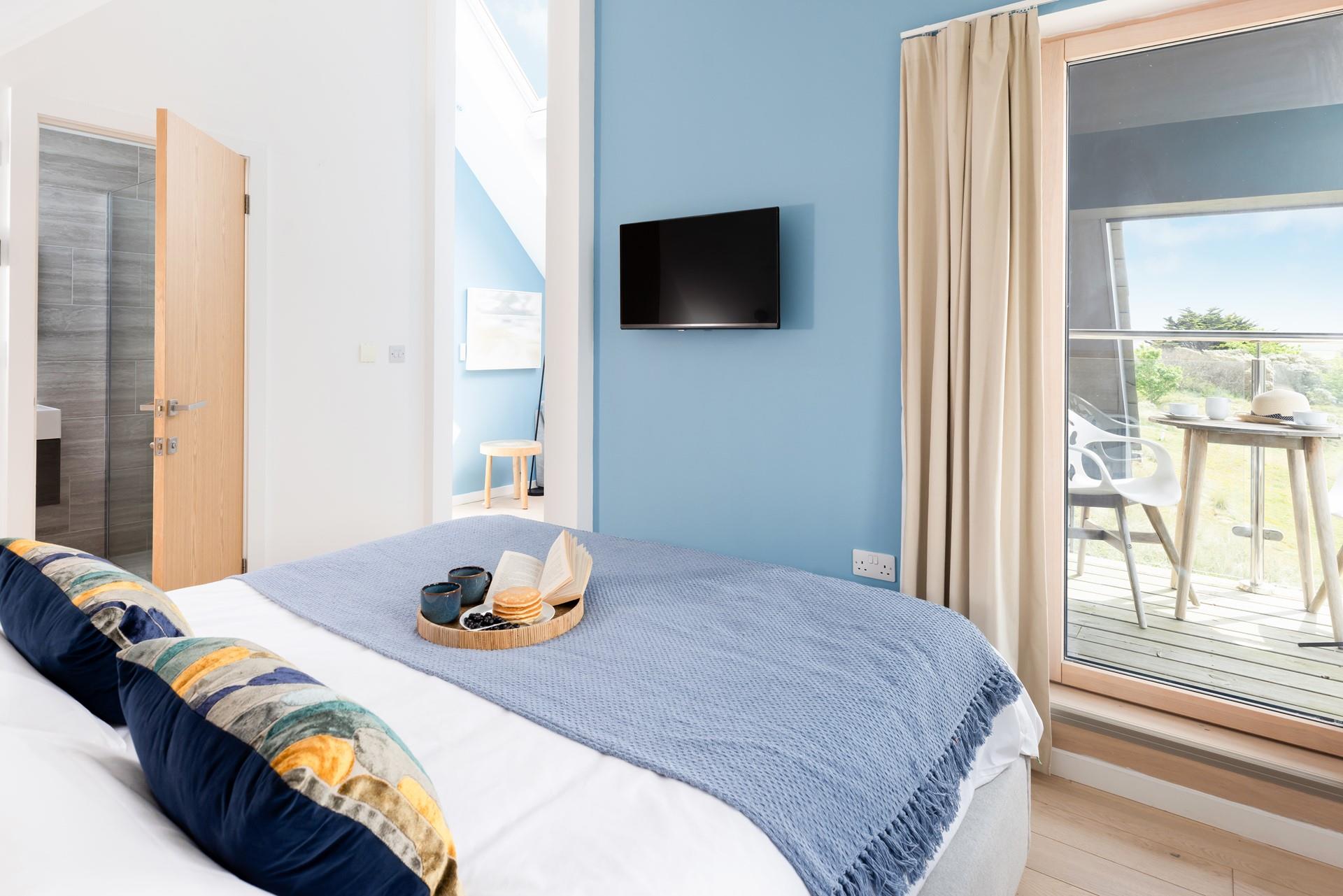 Let the sunrise fill the room with golden light and enjoy breakfast in bed. 