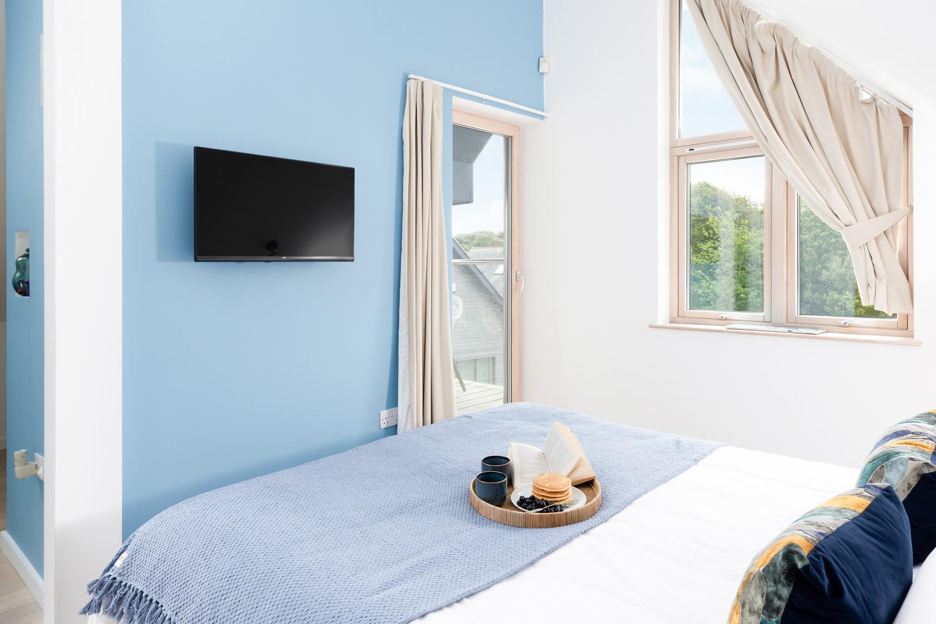 Wake up and have a coffee on the private balcony whilst listening to the Cornish waves. 