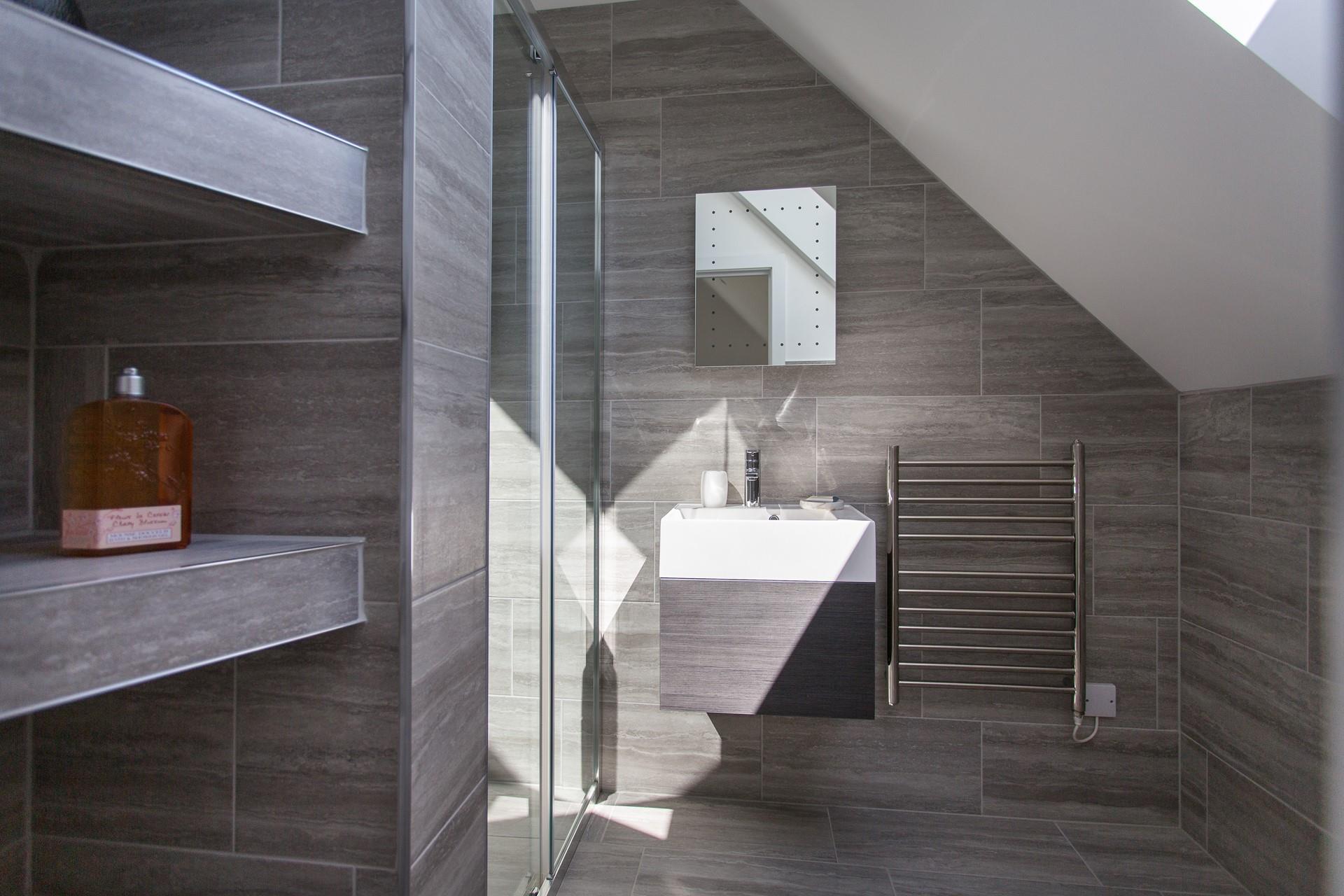 Wake up and start the day with an invigorating rinse under the rainfall shower.