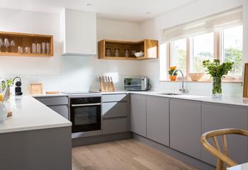 Prepare dinner in the fully equipped and modern kitchen.