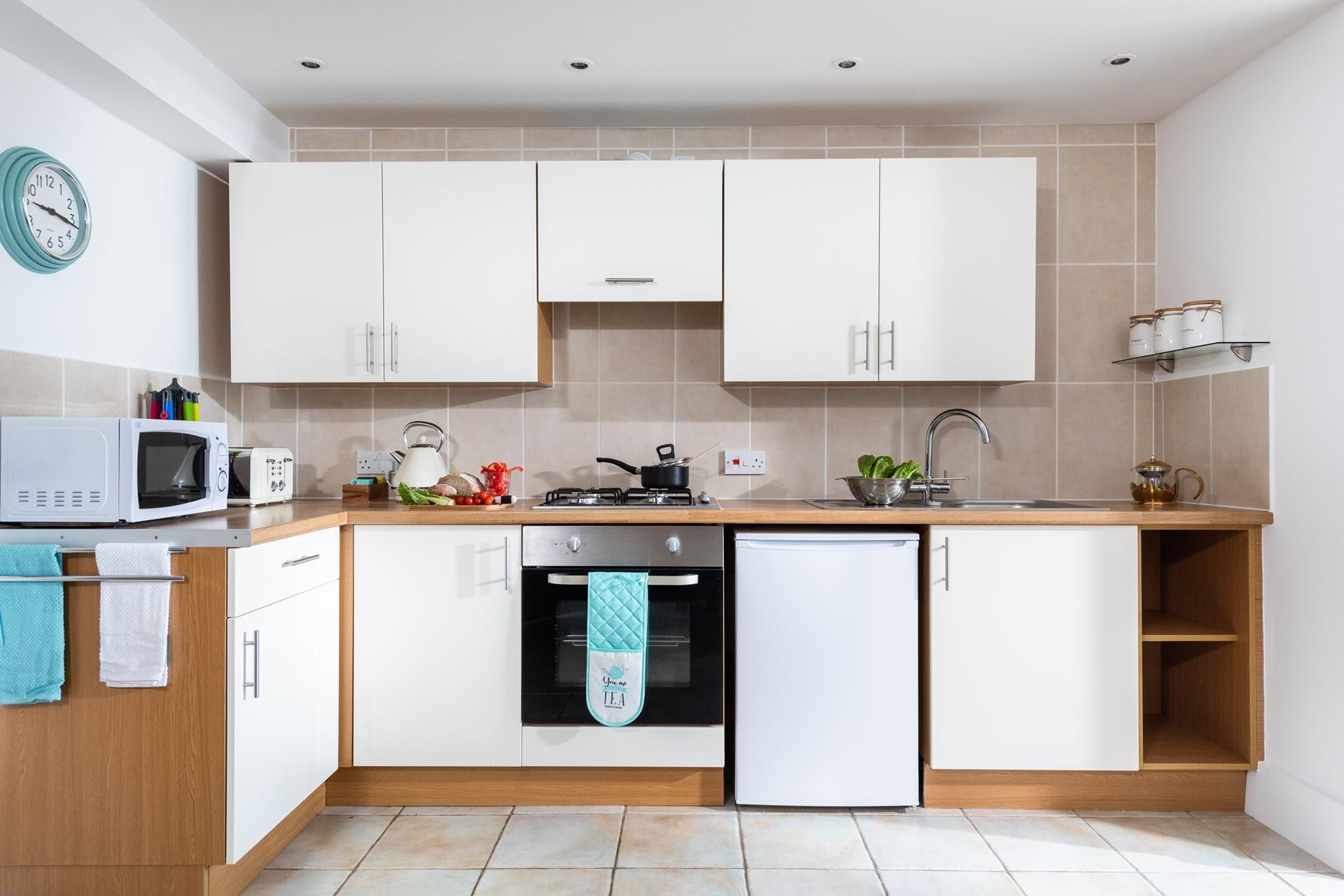 Carefully thought out and equipped with modern appliances, the kitchen makes it easy to rustle up some Cornish cuisine. 