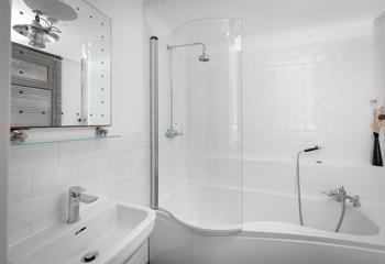 Relax and unwind in a bubble bath after a wintry walk across Porthmeor beach.