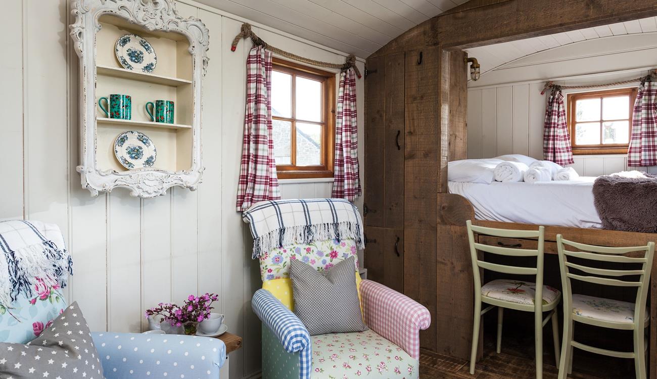 This cosy retreat is great for a romantic getaway; spend lazy mornings cosy in bed, then wander out for a countryside walk.