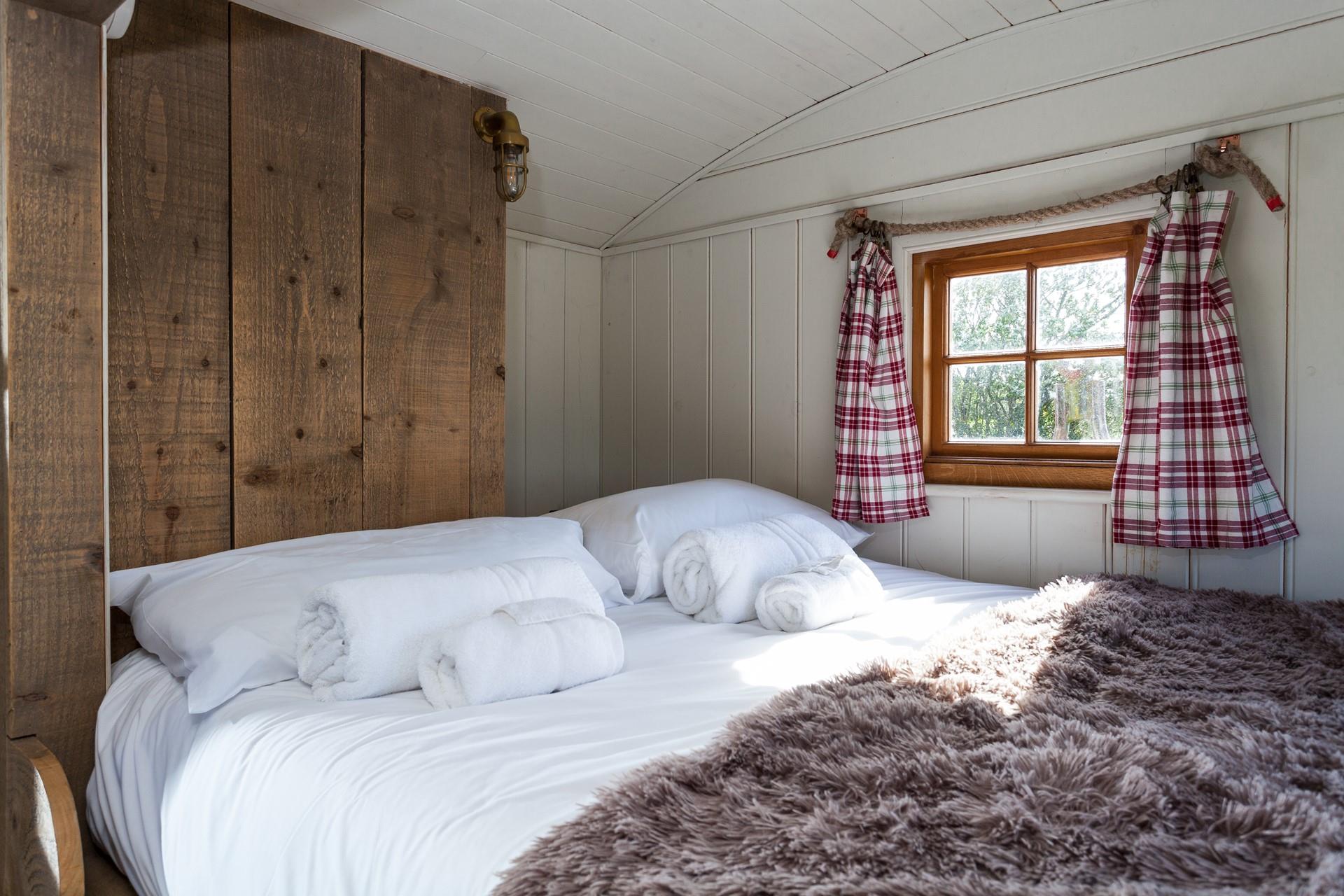 Wake up to a beautiful Cornish view from the comfy double bed, and sip your morning cuppa looking out at the wildlife.