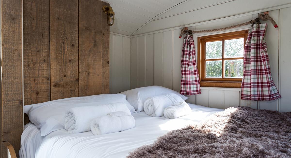 Wake up to a beautiful Cornish view from the comfy double bed, and sip your morning cuppa looking out at the wildlife.