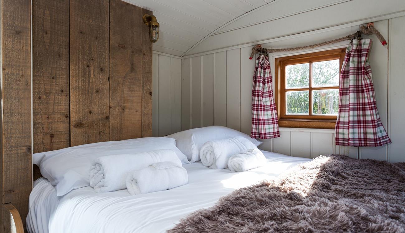 Wake up to a beautiful Cornish view from the comfy double bed, and sip your morning cuppa looking out at the wildlife.