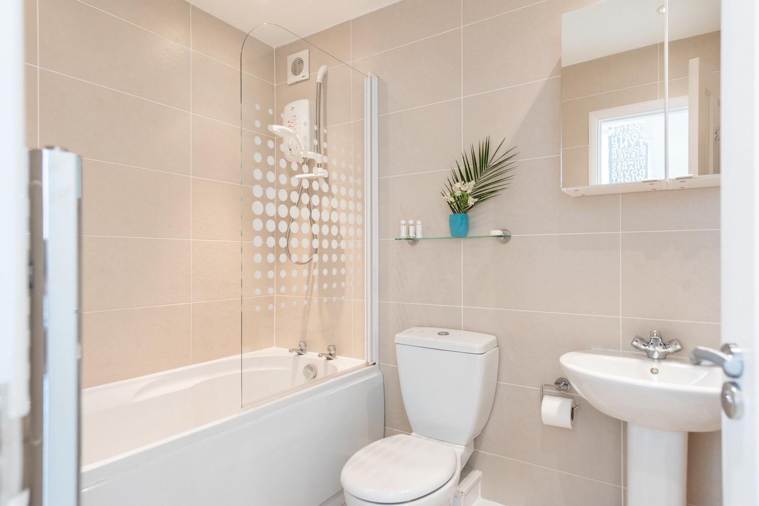 After a walk on the beach, come back to run yourself a relaxing bubble bath. 