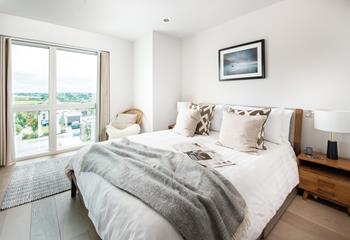 Enjoy a lazy morning in the sumptuous king size bed before heading out to explore the surrounding coastline. 