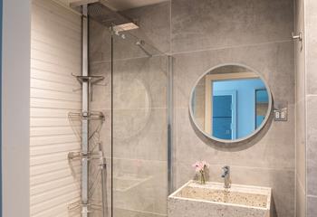 The gorgeous rain head shower is the perfect way to wake up in the morning. 