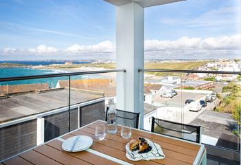 With Fistral beach only a short walk away, this is the perfect location for enjoying a beach holiday. 