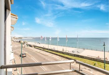 Take a morning stroll along the Prom, grabbing a fresh coffee from one of the takeaway trucks.