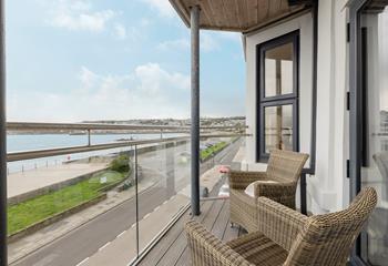 With two balconies to choose from, you can gaze at the mesmerising ocean views morning and night.