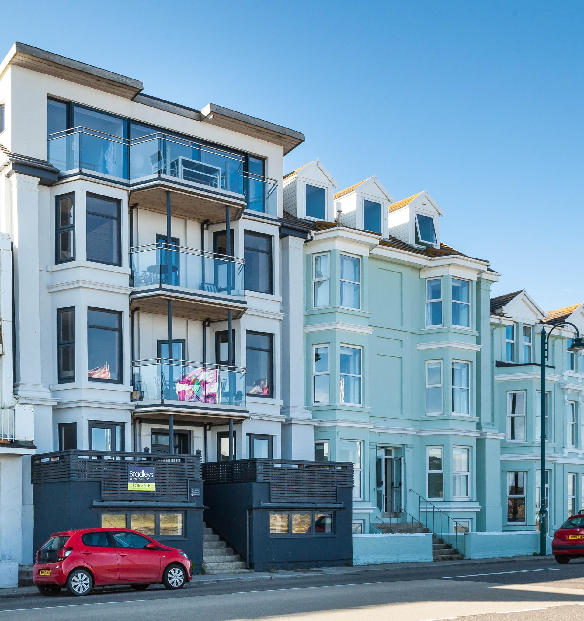 Carlton Apartments are ideally located in Penzance so you can take advantage of all the town has to offer.