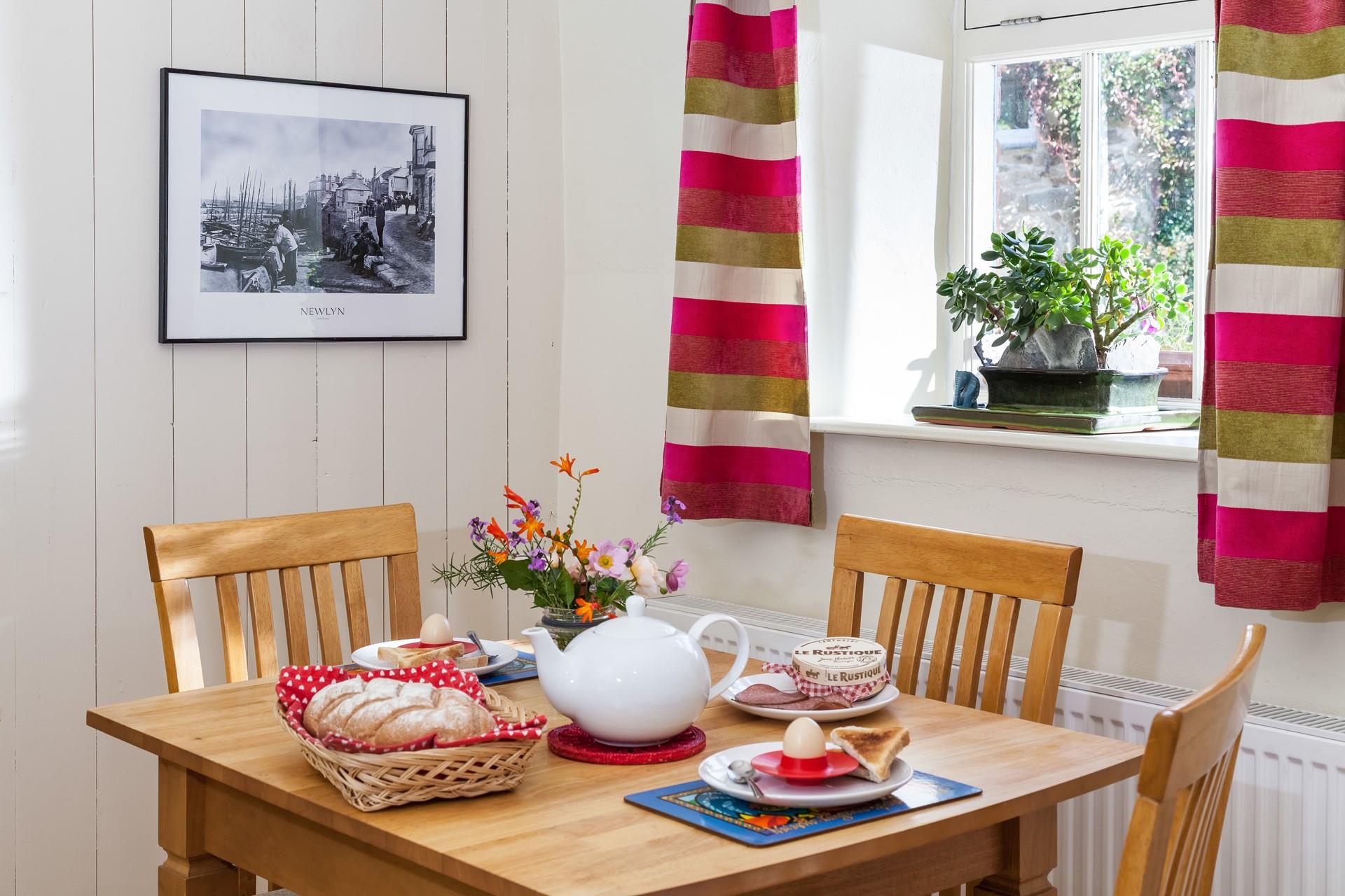 Enjoy a hearty breakfast before heading out for the day, Blue Door Barn is perfectly placed nearby to both the North and South coasts.