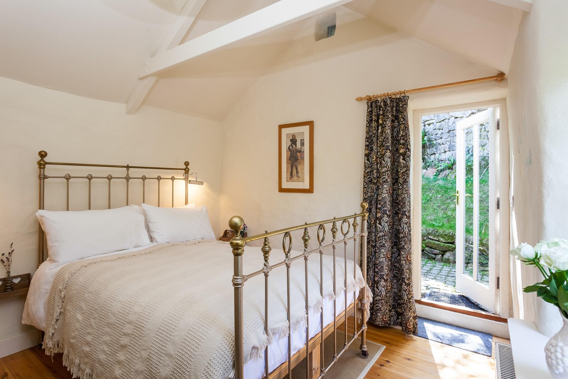 Enjoy the sound of the woodland over breakfast in bed at Blue Door Barn.