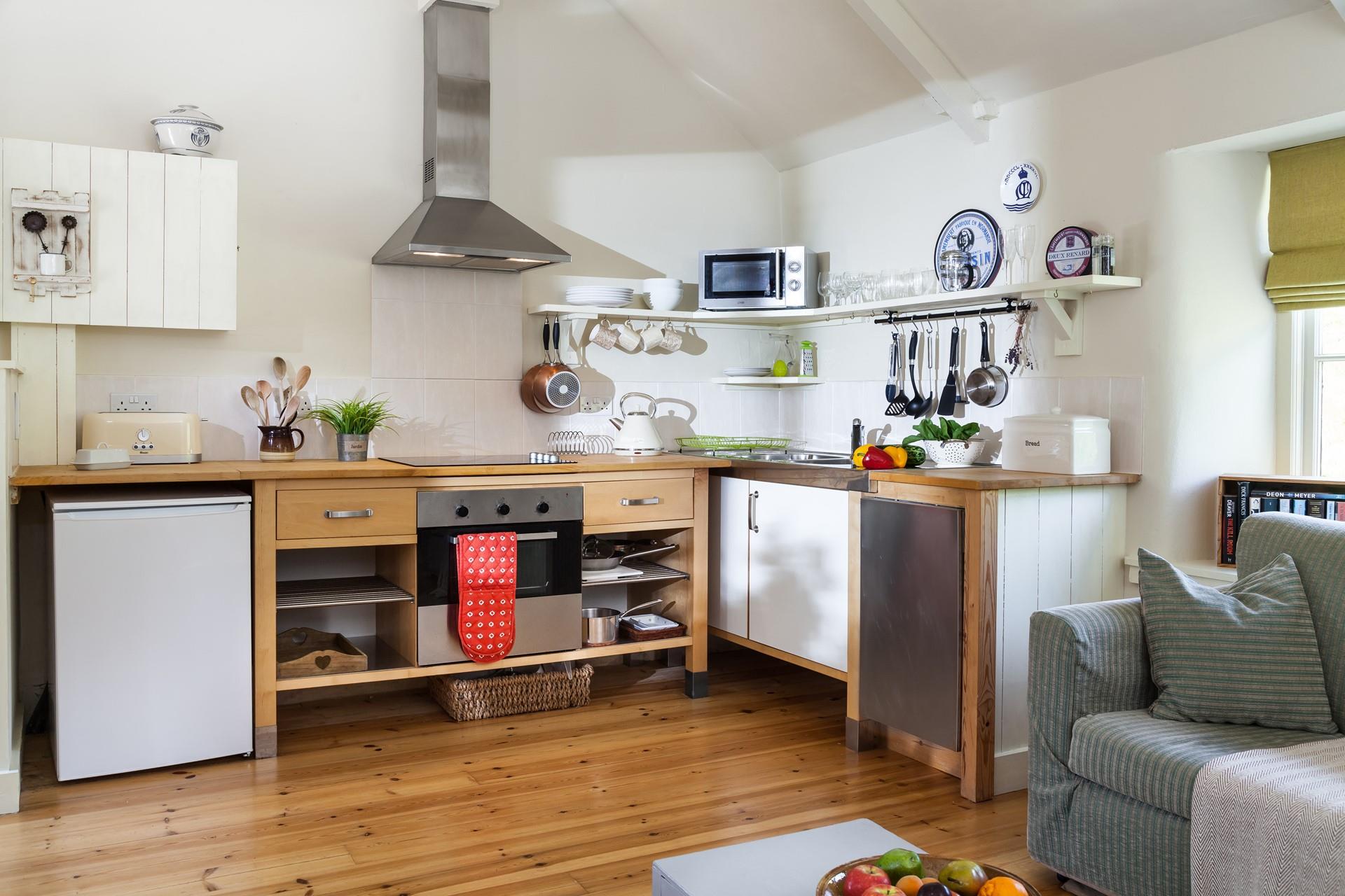 Prepare the evening´s culinary delights in the light-filled kitchen.