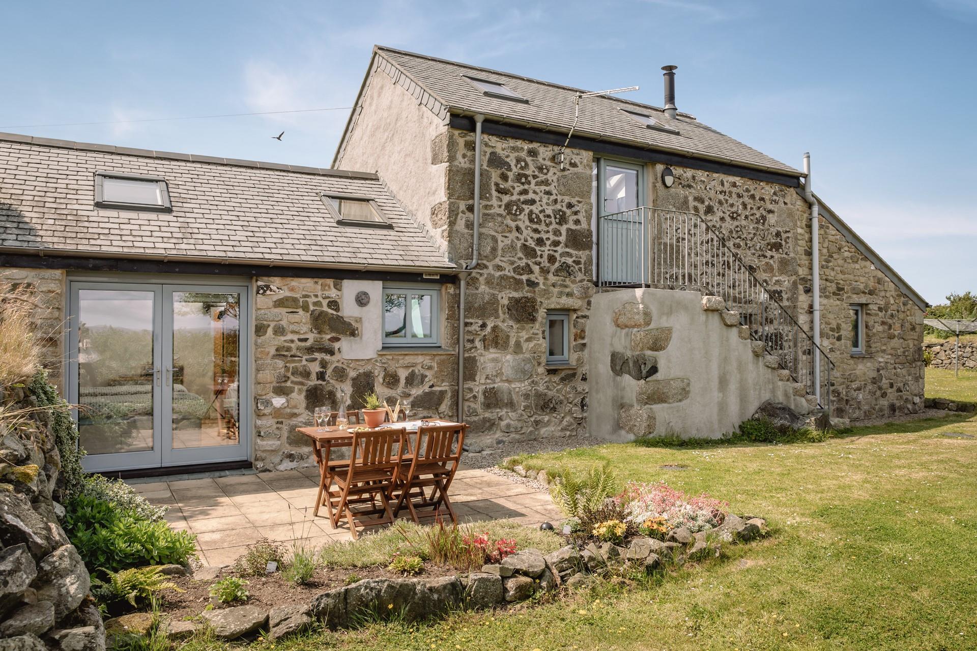 Dine al fresco in the warm summer sun.