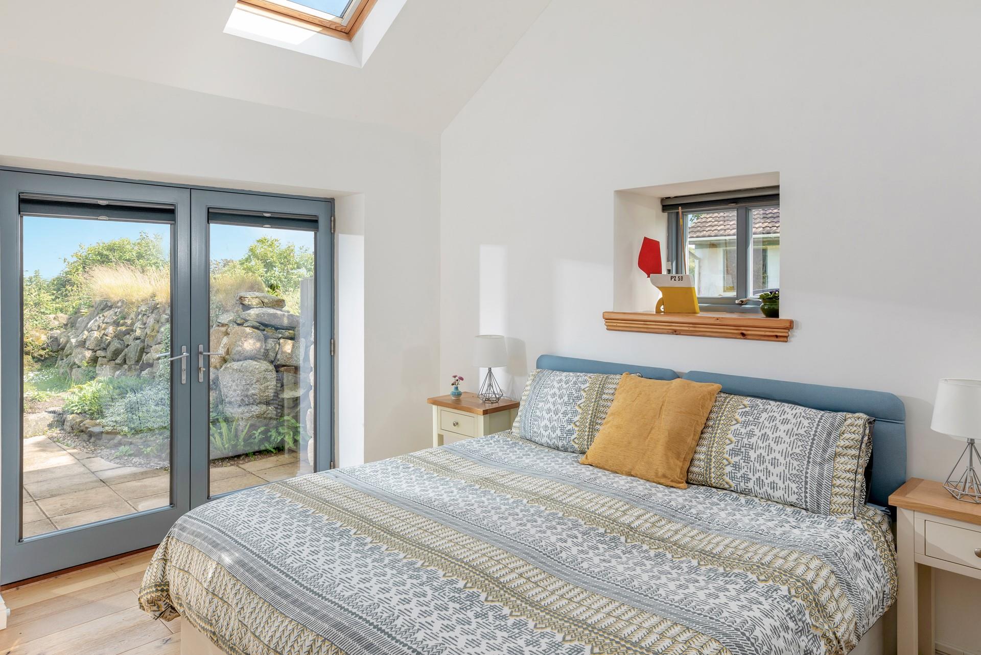 Wake up in a comfortable king size bed each morning.