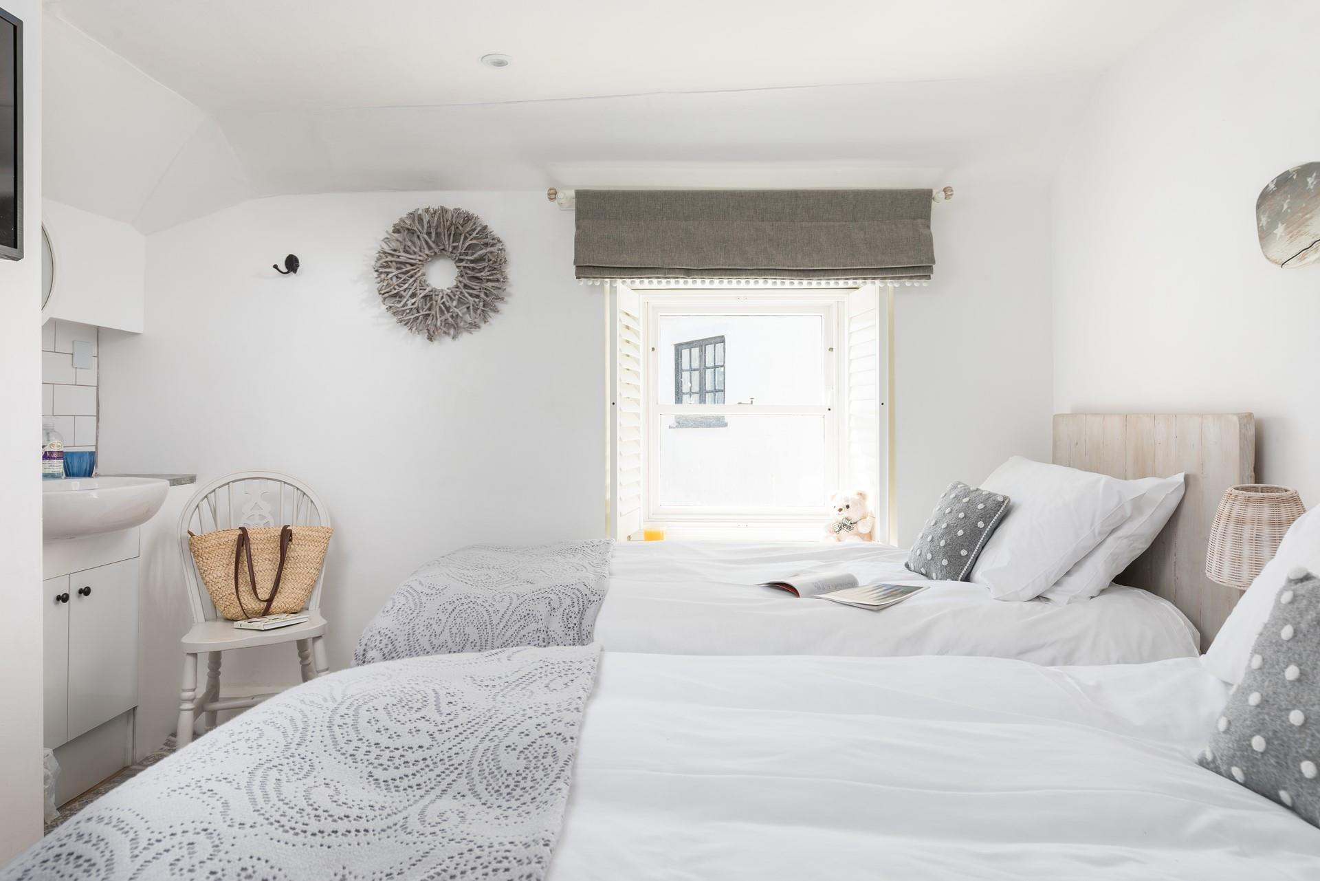 Get ready for an evening out at one of St Ives' many restaurants, made easy with the vanity wash basin.