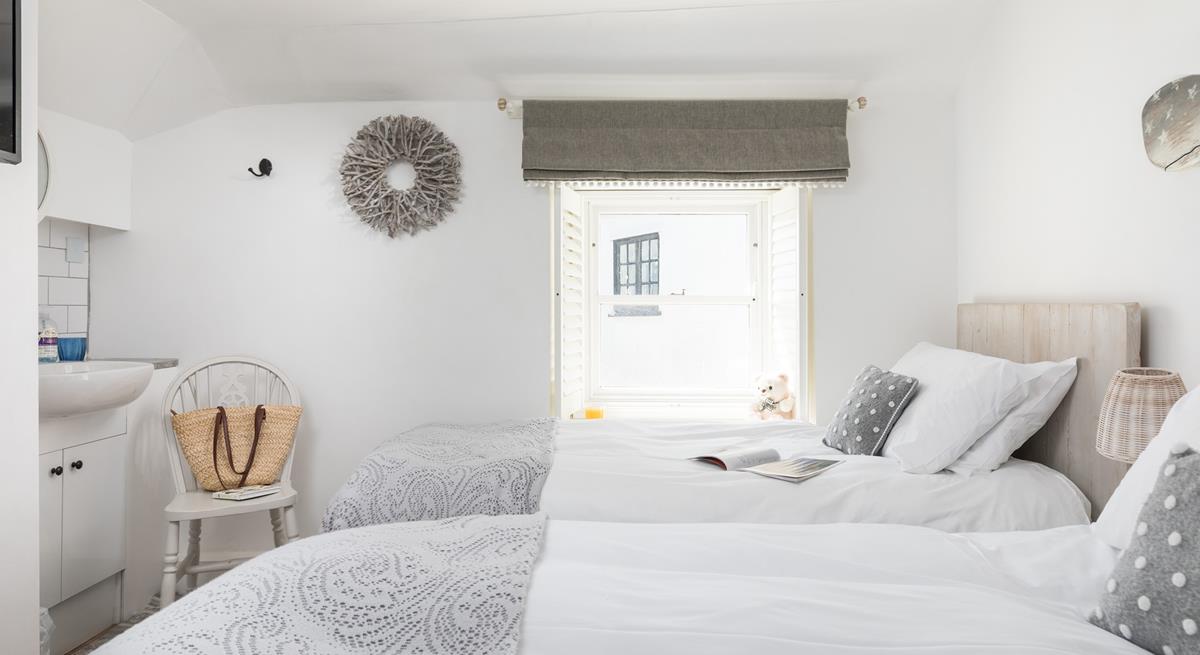 Get ready for an evening out at one of St Ives' many restaurants, made easy with the vanity wash basin.