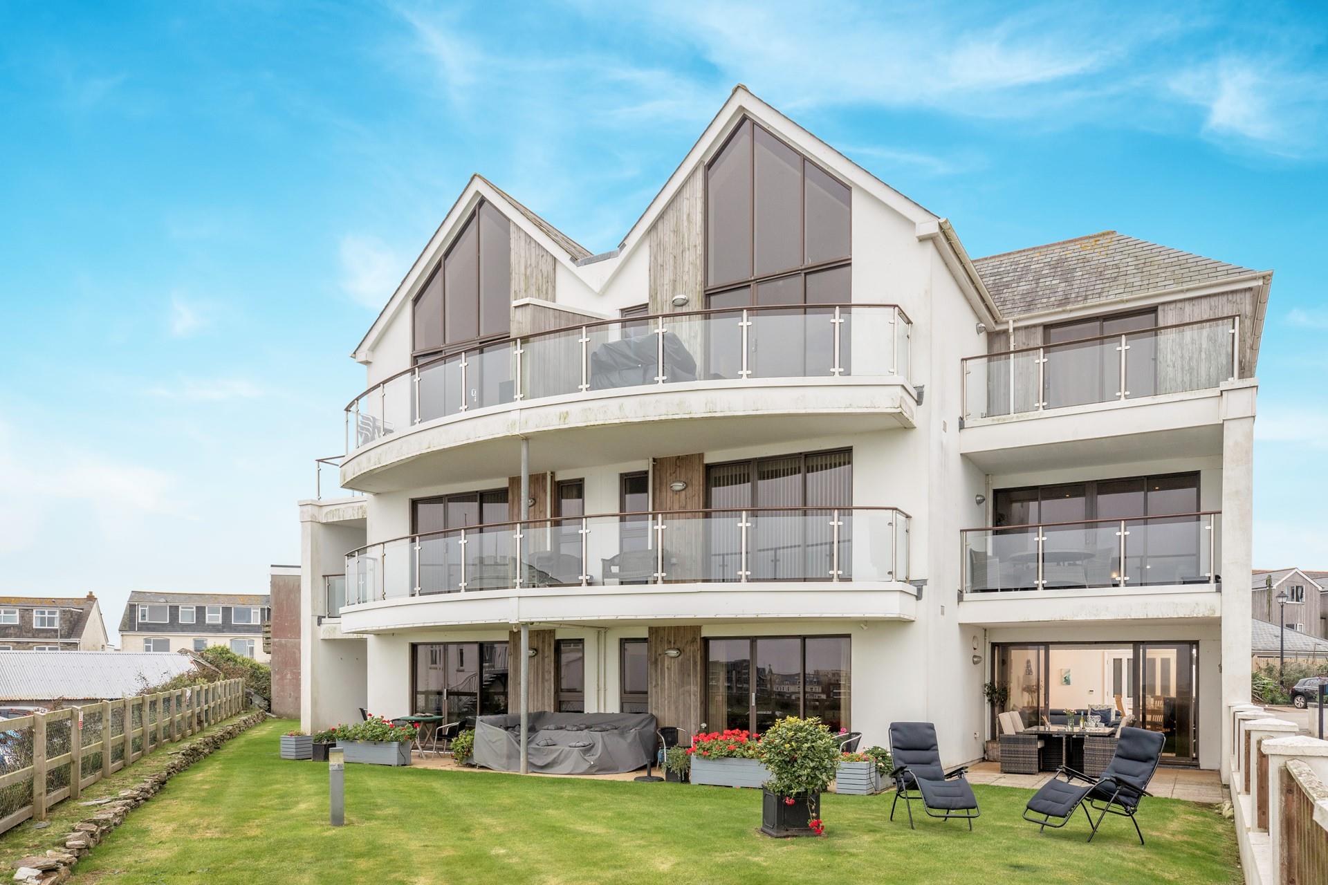 A short walk from Fistral Beach, Fistral View is the perfect seaside getaway.