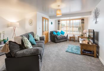 The sitting room has cosy carpets and furnishings and is the ideal base to explore North Cornwall.